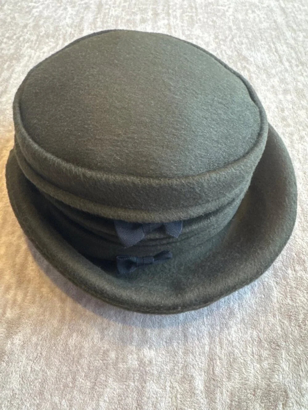 MSM Vogel Vintage Wool Felt Bow-Accented Olive Green Cloche Hat Old Money Fall